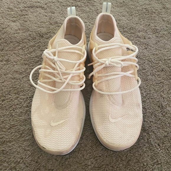 Nike Shoes - Light pink women’s Nike tennis shoes